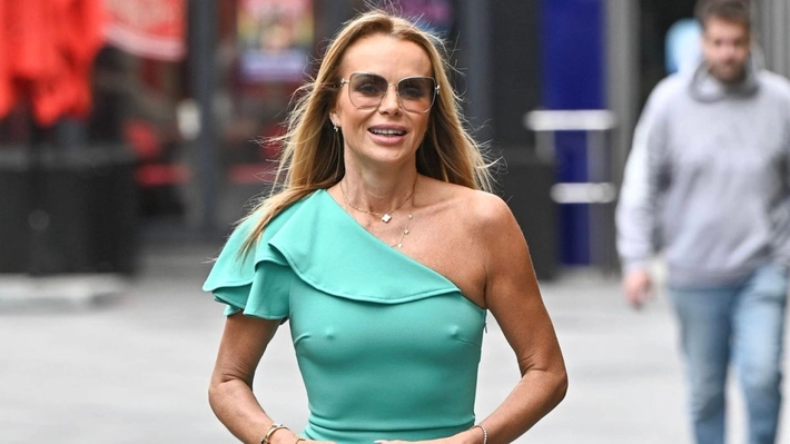 Amanda Holden în bikini roz îşi impresionează urmăritorii la 54 de ani. Iată în ce ipostază incendiară s-a fotografiat vedeta