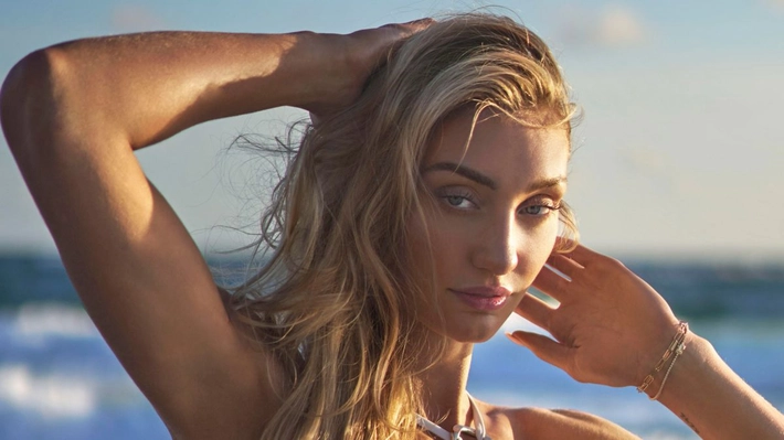 Cameron Brink a avut o ședință foto într-un costum de baie senzual. Vedeta WNBA are un debut spectaculos în revista Sports Illustrated