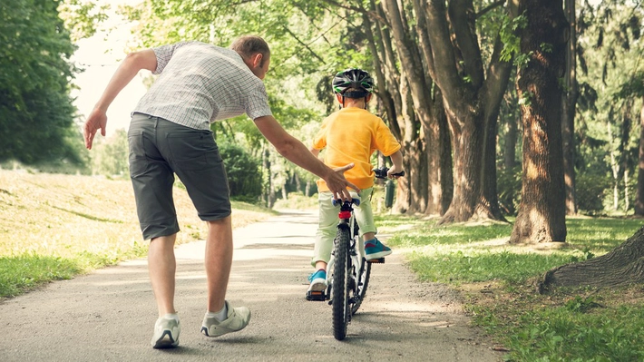 Copiii nu mai au voie să meargă cu bicicleta! Legea vine cu amenzi uriașe
