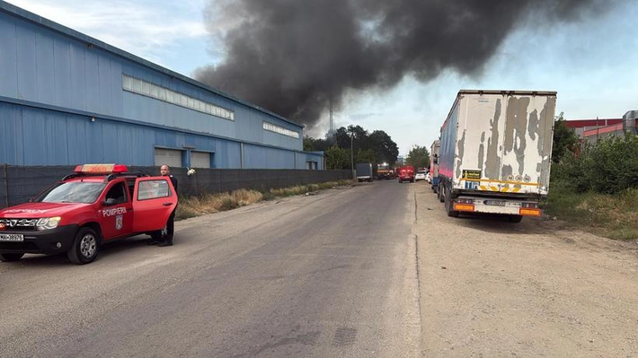 Incendiu la un depozit din București. A fost emis un mesaj RO-Alert