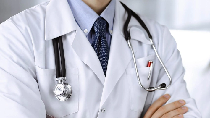 Un medic român în vârstă de 54 de ani, stabilit în Franța, este acuzat de hărțuire sexuală de opt dintre colegele sale