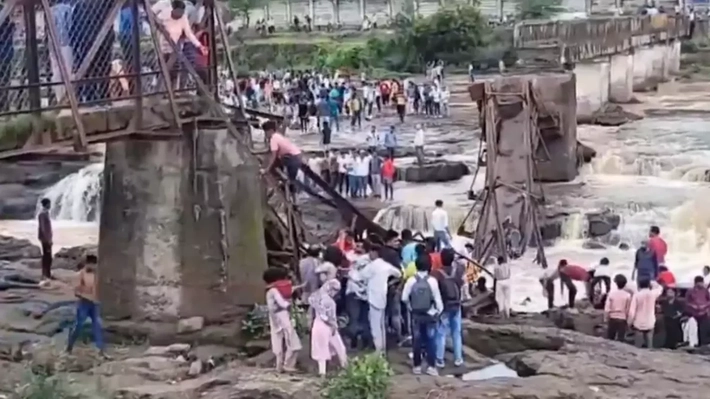 O nouă tragedie cutremură India. Un pod plin cu oameni s-a prăbușit