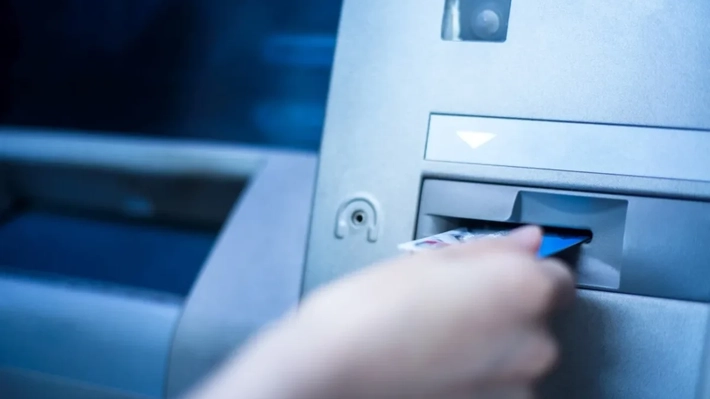 Apar primele bancomate Revolut! Ce servicii oferă noile ATM-uri! 