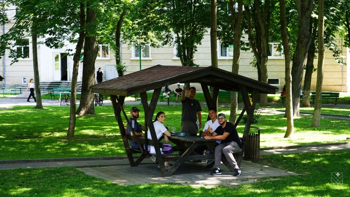 Unde natura devine sală de lectură! Studenții USV Iași învață în aer liber