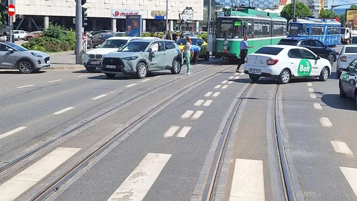 Accident rutier în Tudor Vladimirescu. Circulația tramvaielor a fost blocată temporar