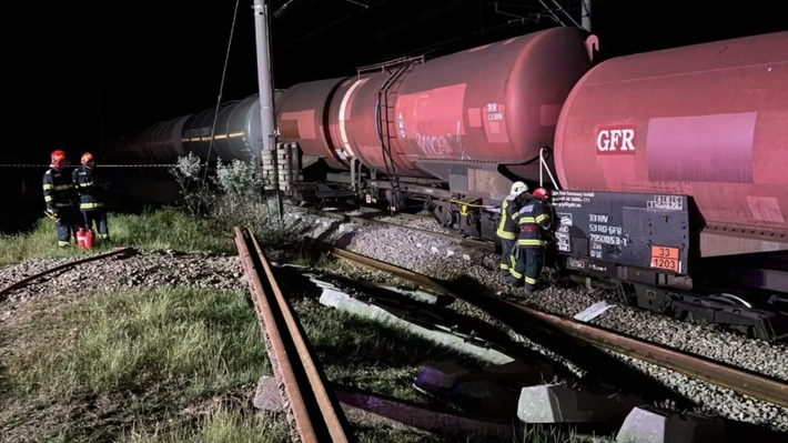 Pericol de explozie după deraierea unui tren încărcat cu benzină în Teleorman! Traficul feroviar, oprit temporar