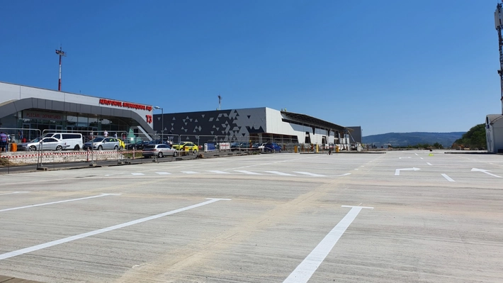 În acest aeroport din România, sculptura monumentală se lucrează la vedere, chiar sub ochii pasagerilor