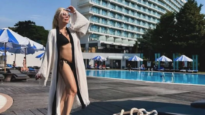Dana Săvuică, răvășitoare în costum de baie! Are o siluetă de invidiat chiar și la 55 de ani!
