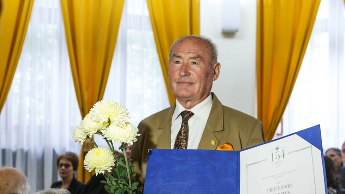 La 90 de ani, profesorul Ionel Miron devine Cetățean de Onoare al Iașului și lansează o carte despre lupta cu cancerul