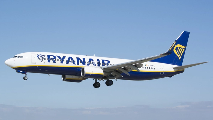 Vești bune pentru călători. Ryanair ia în calcul creșterea dimensiunii bagajului personal cu 20%