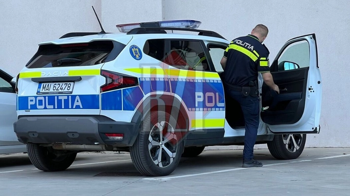 Un tânăr s-a aruncat de la etaj în Podu ros. Polițiștii au pătruns în aparatament după ce pompierii au spart ușa – EXCLUSIV