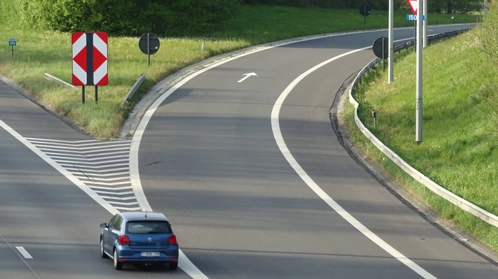Căldura extremă din ultimele zile a provocat crăpături în stratul de beton pe mai multe porţiuni de autostradă