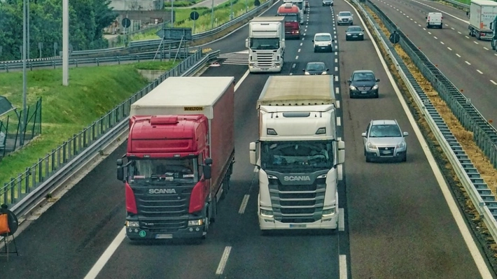Blocaj rutier anunțat! Circulația camioanelor grele, interzisă în 14 județe