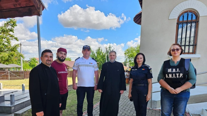 Prevenție în pridvorul bisericii! Polițiștii ieșeni au oferit lecții de siguranță pentru sute de copii din județ