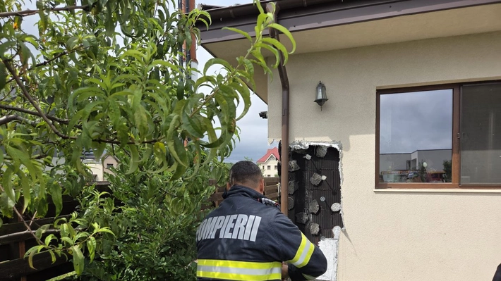Incendiu la o casă din comuna Valea Lupului. Pompierii au intervenit de urgență