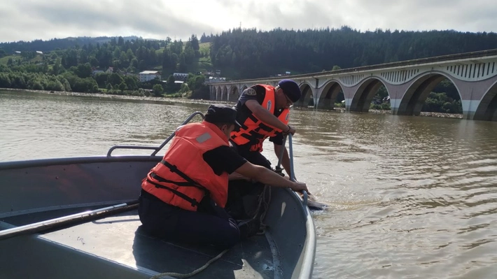 Alertă maximă în Suceava! 22 de oameni izolați în mijlocul inundațiilor, evacuarea cu elicopterul în plină desfășurare