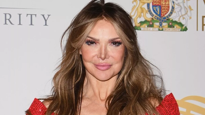 Lizzie Cundy a apărut în bikini în Veneția! Vedeta a fost uimitoare pe plajă înainte de nunta fiului ei
