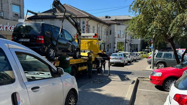 Atenție, șoferi! Se ridică mașinile parcate neregulamentar de pe o stradă importantă din Iași