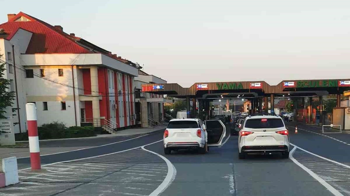 Butelii cu agent refrigerant, descoperite într-un autoturism la PTF Sculeni