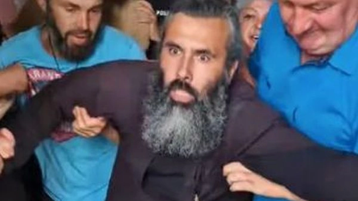 Scene halucinante într-o biserică! Un preot a fost agresat și scos cu forța din lăcașul de cult! – FOTO / VIDEO