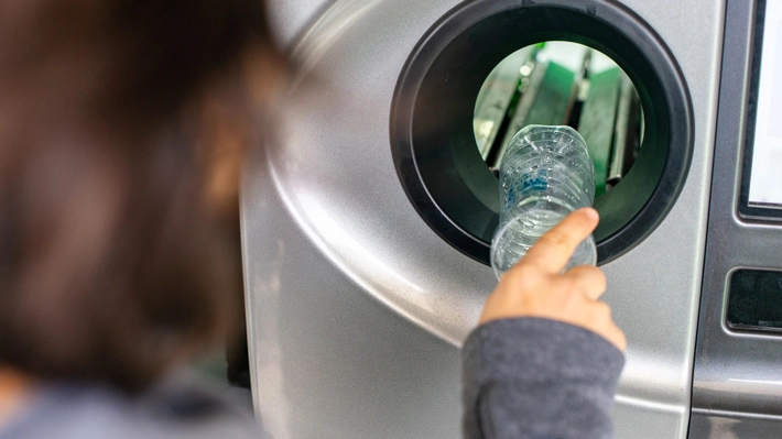 Regulă pentru toți românii care reciclează ambalaje! Ce trebuie să facă atunci când returnează sticle! 