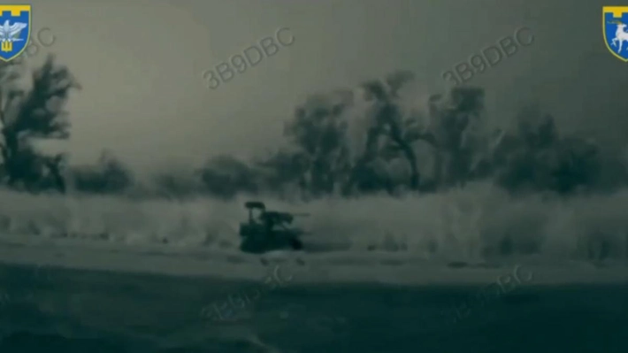 Premieră mondială pe frontul din Ucraina. Un robot cu mitralieră a fost transportat de o dronă navală într-o zonă controlată de Rusia