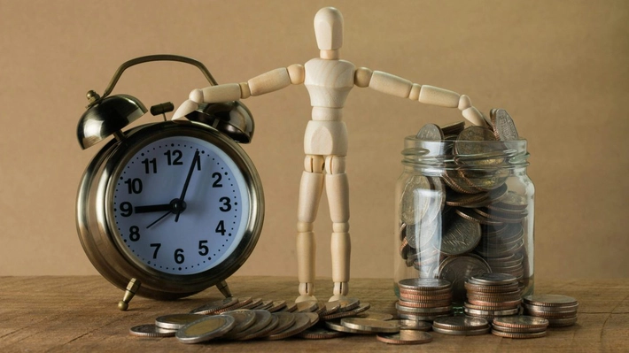 Ai 500 de lei pe lună de economisit – Unde îi pui în 2026 – depozit, Pilon III sau asigurare de viață?