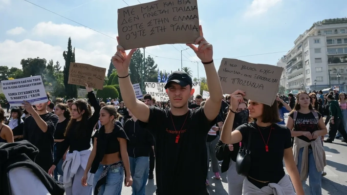 Au început proteste și în Grecia. Elevii și profesorii cer investiții în școli și salarii mai mari, iar studenții vor chirii mai mici