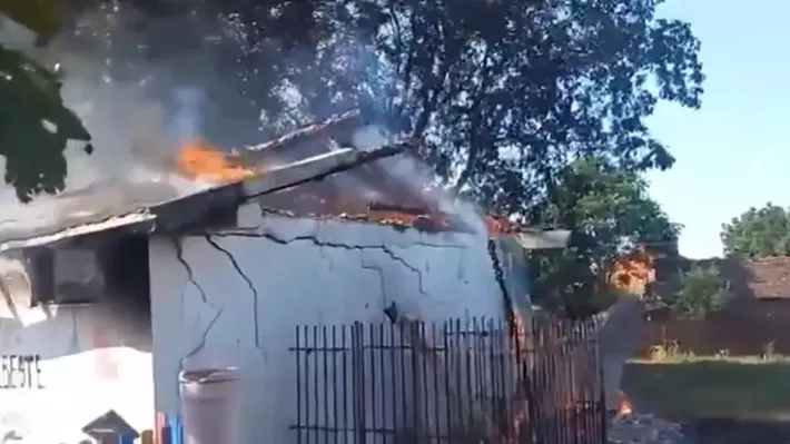 Un adolescent a fost la un pas de a da foc școlii din Deveselu. Incendiul a cuprins toaleta și încă o anexă a unității de învăţământ