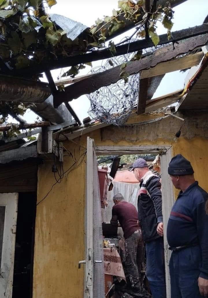 poză cu casa din comuna Miroslovești care a luat foc