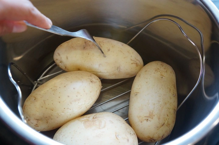 cartofi fierti in oala