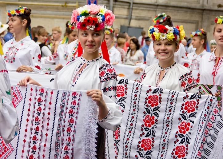 costum traditional ucraineni