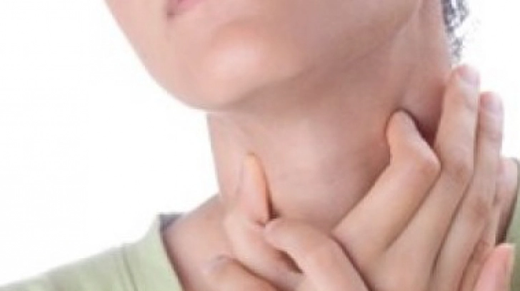 persoană care are probleme cu glanda tiroidă