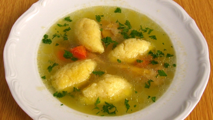 farfurie cu supa cu galuste de gris