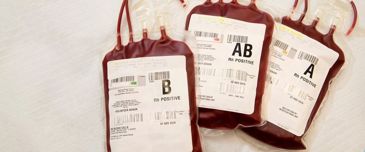 pungi de sange care au scrise pe ele mai multe grupe sanguine