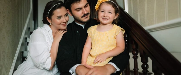o poză de familie cu iustina irimia cenușă, teodor cenușă și fetița lor