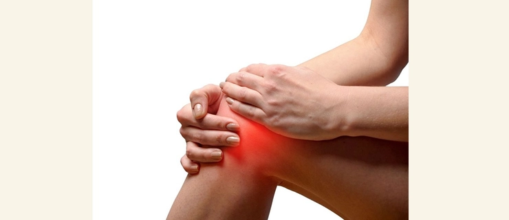grafica persoana care se tine de articulatia genunchiului din cauza durerii provocate de acidul uric