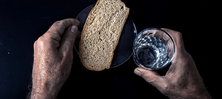 o felie de pâine și un pahar cu apă