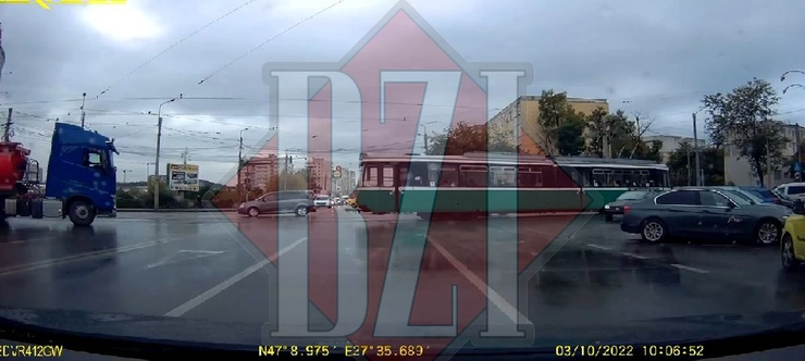 intersectia dintre Buleverdul Primaverii si Bulevardul Tutora, unde se vede masina ce a evitat tramvaiul