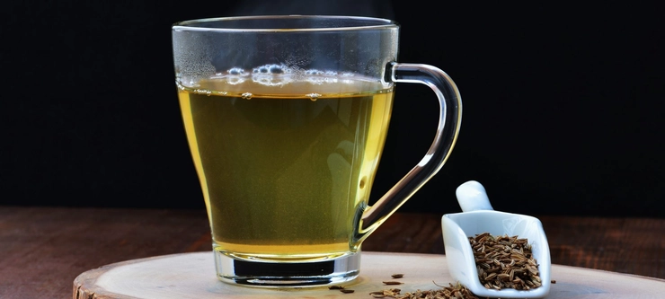 ceai de chimen într-o cană transparentă