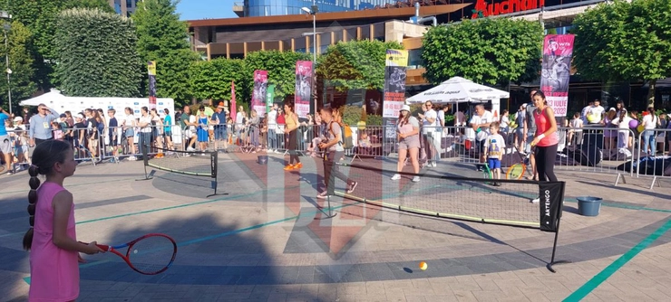 o poză cu copii care joacă tenis
