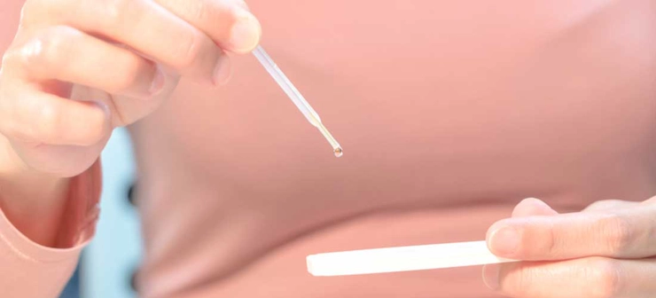 femeie care efectueaza un test de sarcina