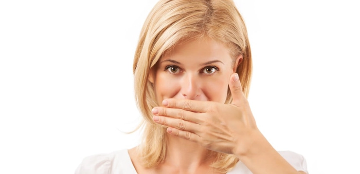 femeie care isi astupa nasul din cauza mirosului urat