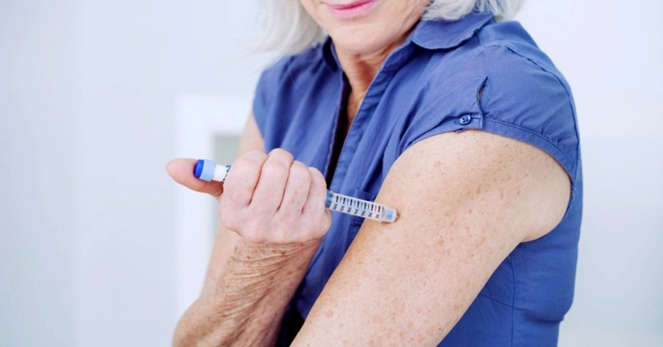 femeie in varsta care isi administreaza insulina