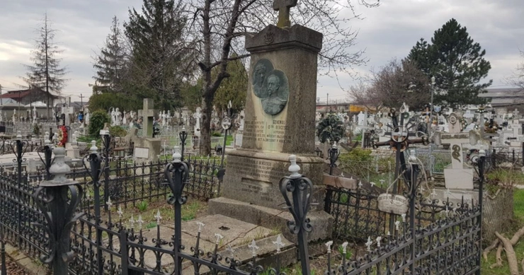 mormantul unei persoane in cimitir