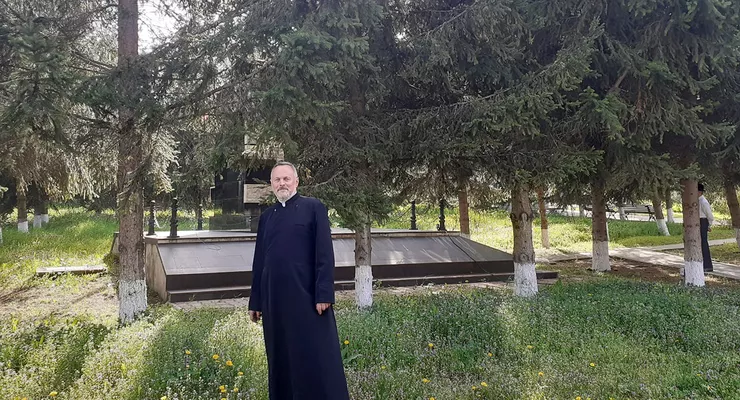 Slujbă de gradul zero într-un cimitir din Iași Jandarmii vor face scut în jurul preotului ca să nu fie linșat Pot să-mi aduc la mormânt și pe Florin Salam să-mi cânte 8211 EXCLUSIVFOTO