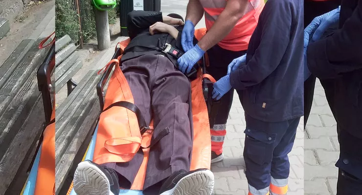 Un ieșean a fost salvat de polițiști după ce s-a prăbușit subit într-o stație de autobuz. Bărbatul a cerut disperat ajutor de la trecători Când l-am văzut întins ne-am dat seama că este grav 8211 FOTO