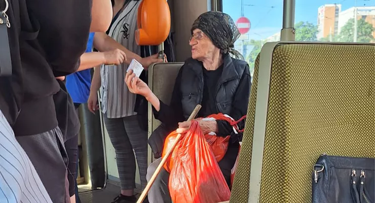 O bătrână de 77 de ani a dormit în gară la Iași o noapte ca să poată ajunge la medic la Spitalul Sf. Spiridon Am stat pe o bancă pe peron. Am pensie mică am lucrat la CAP 8211 FOTO