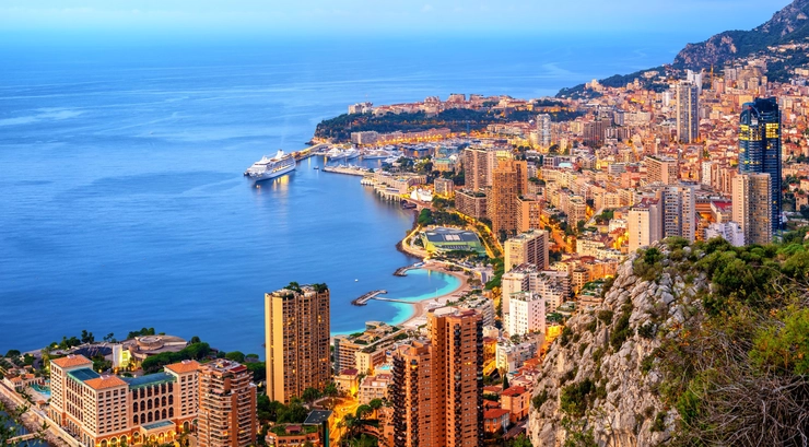 imagine cu plaja din Monaco
