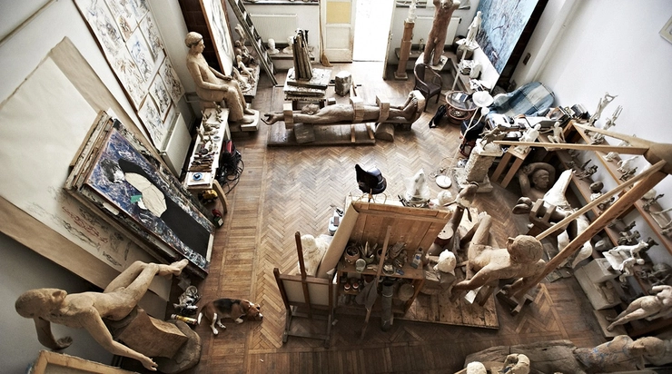 un atelier de lucru al unui artist sculptor